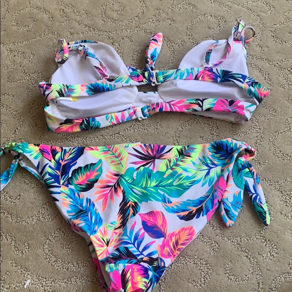 Bikini - Picture 2 of 2